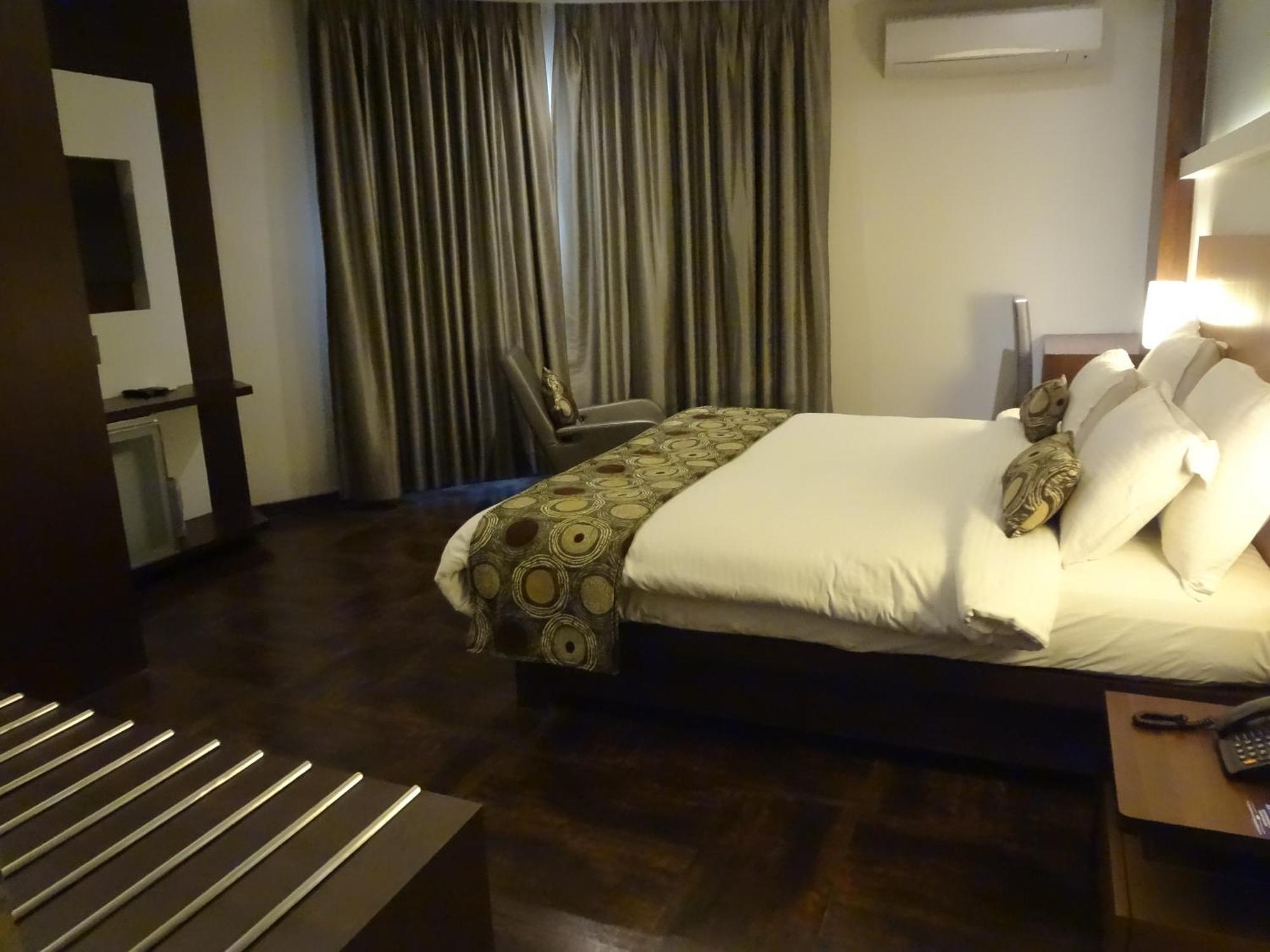 Hotel Galaxy Mumbai Bagian luar foto