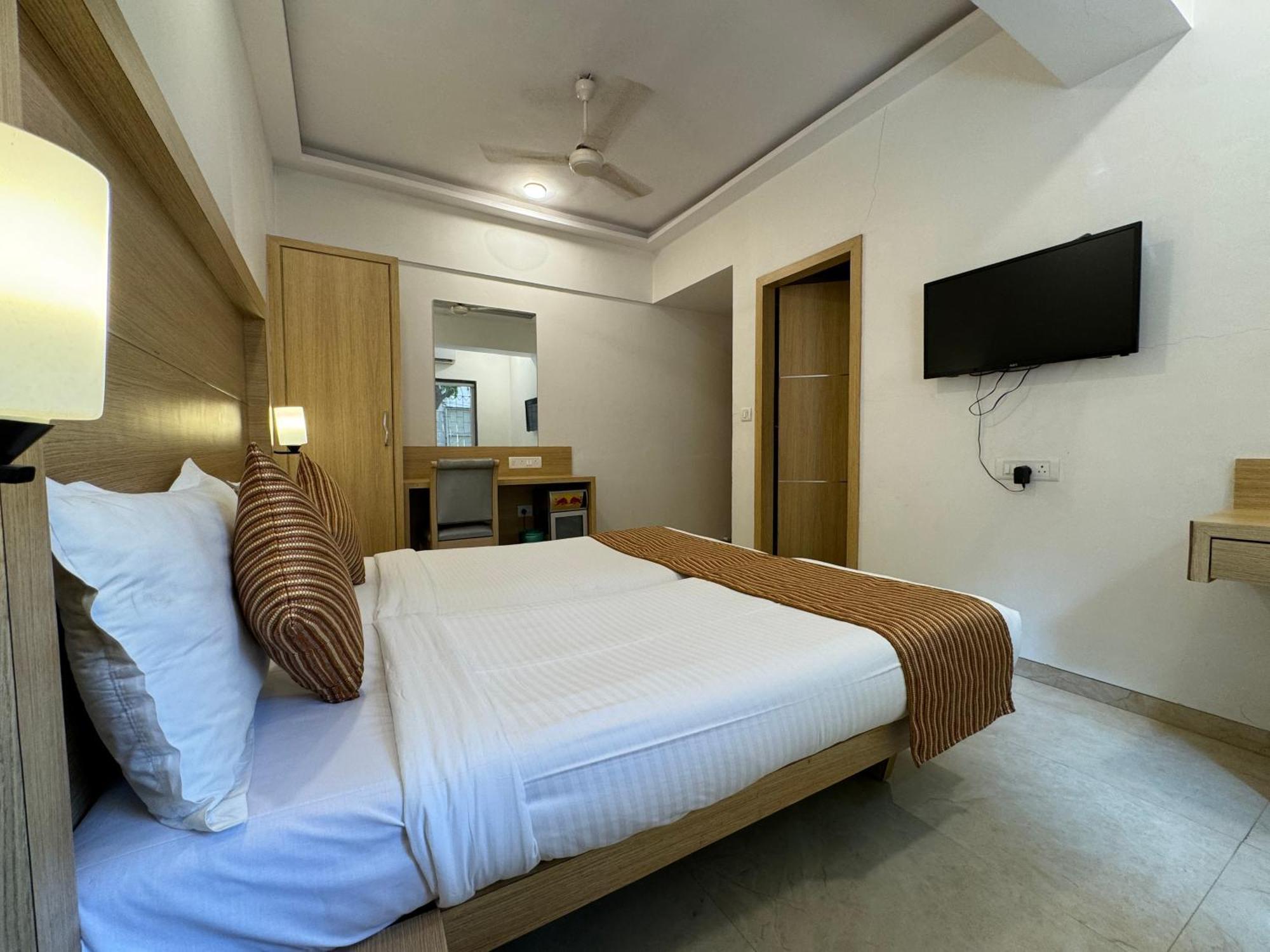 Hotel Galaxy Mumbai Bagian luar foto