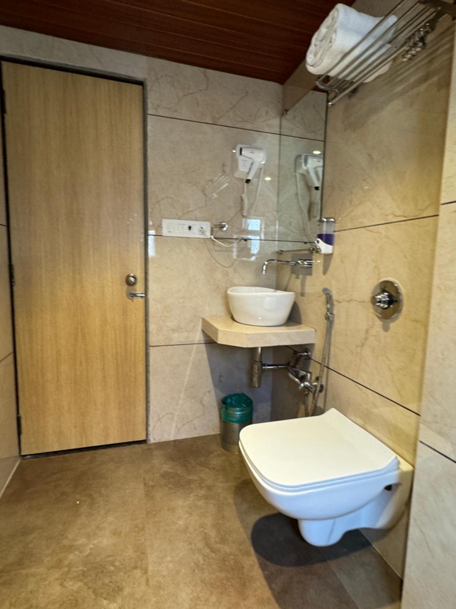 Hotel Galaxy Mumbai Bagian luar foto
