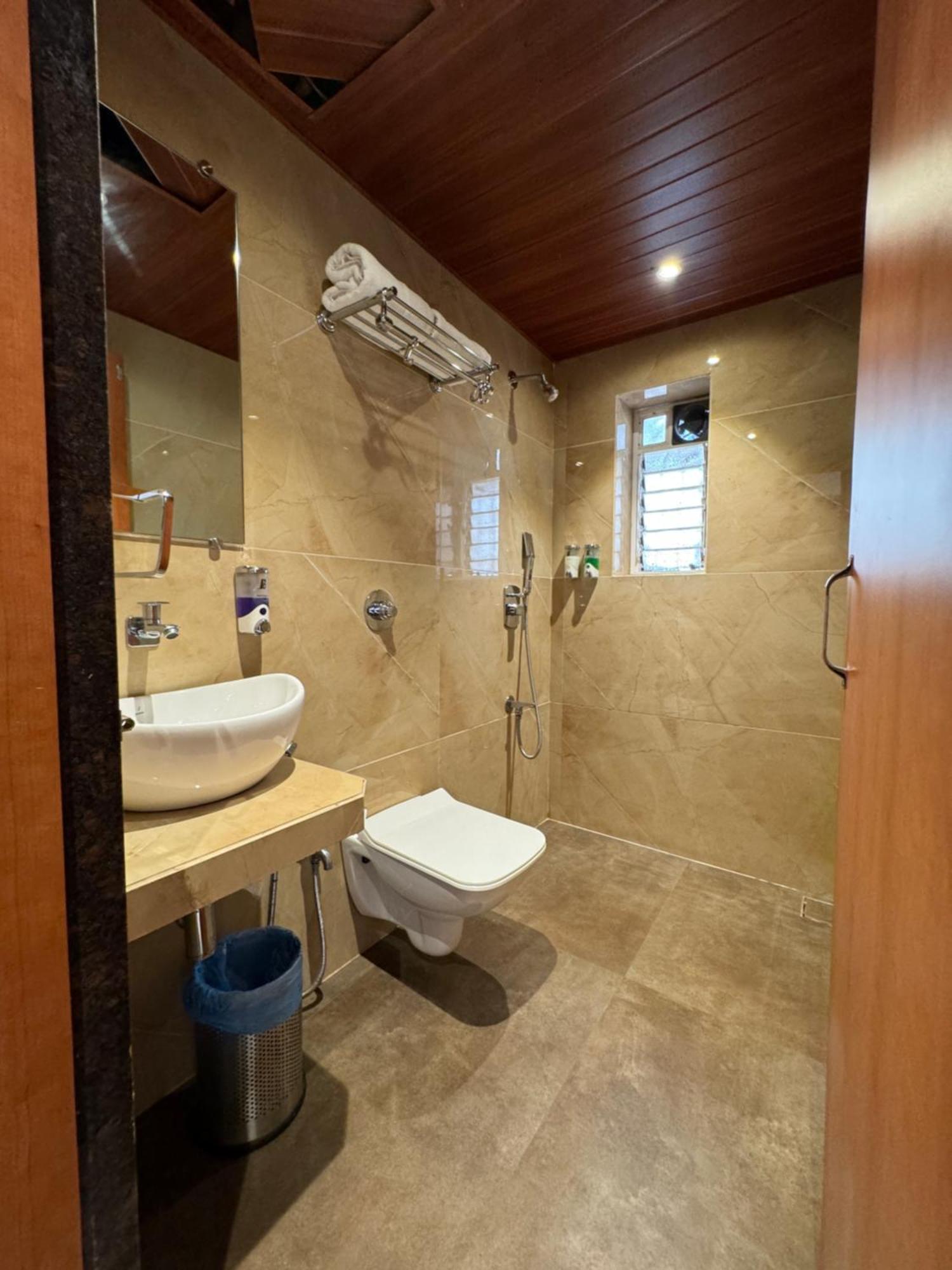 Hotel Galaxy Mumbai Bagian luar foto
