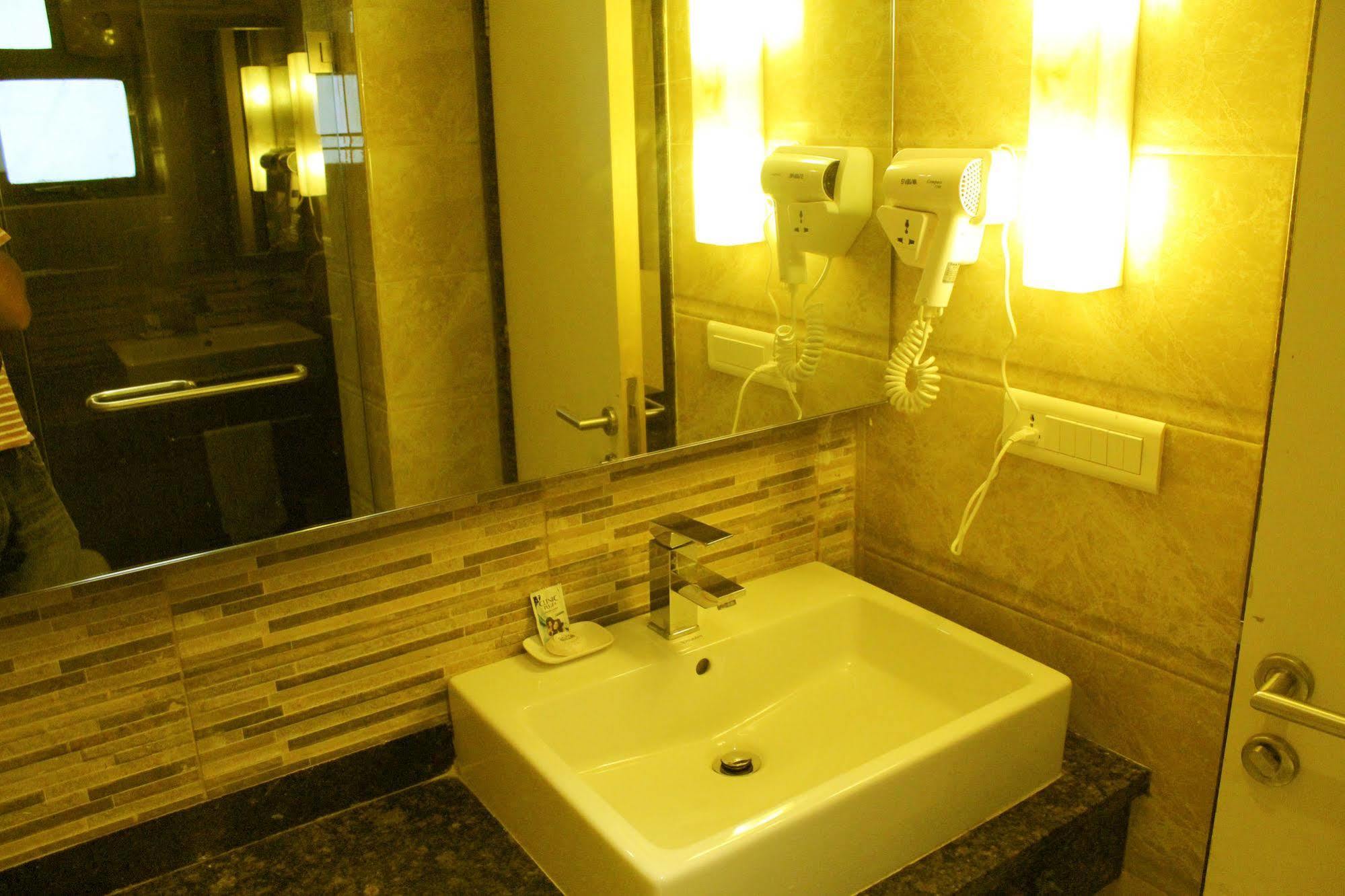 Hotel Galaxy Mumbai Bagian luar foto