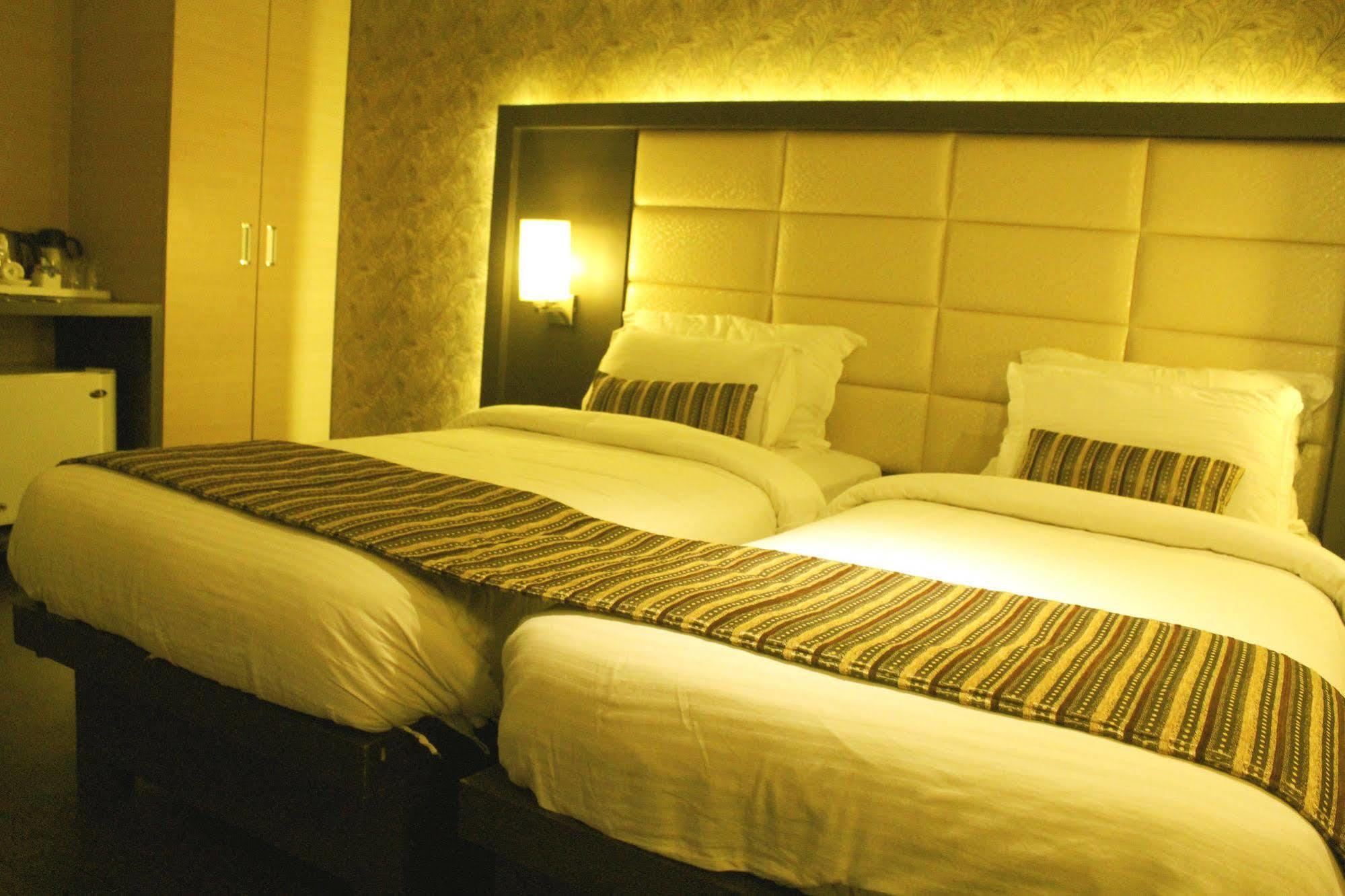 Hotel Galaxy Mumbai Bagian luar foto