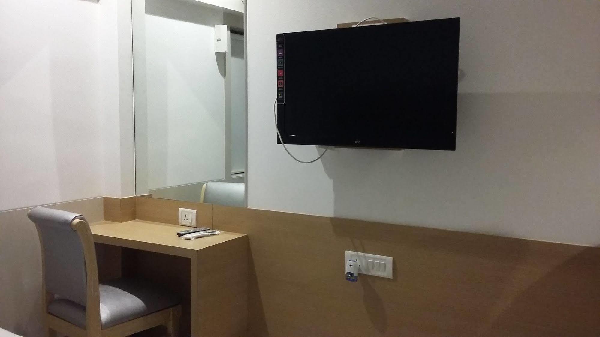 Hotel Galaxy Mumbai Bagian luar foto