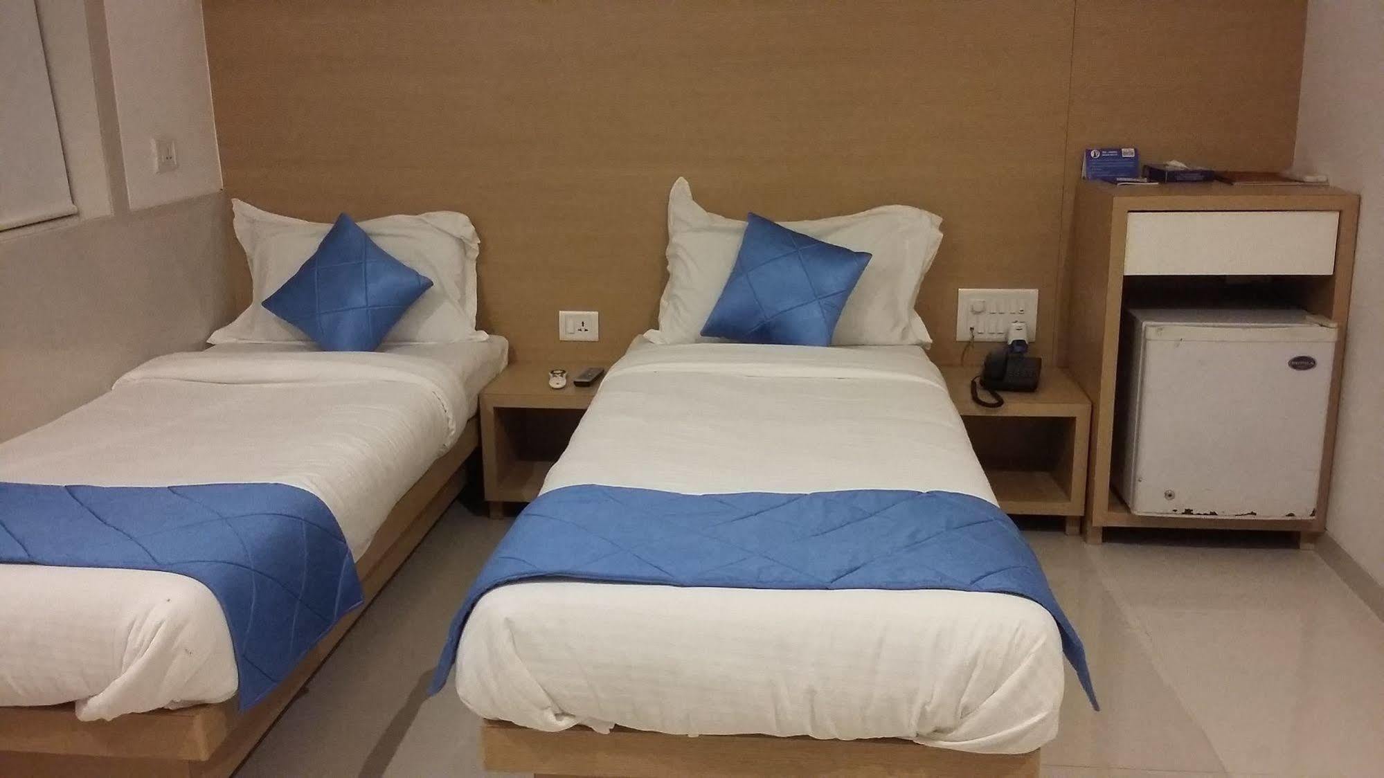 Hotel Galaxy Mumbai Bagian luar foto